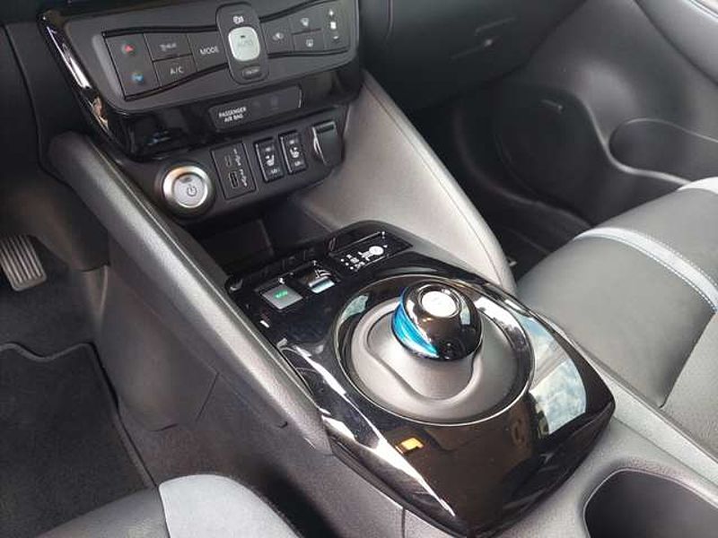 Nissan Leaf Tekna 40kWh Leder Navi 360 Grad Kamera Lenkrad hei